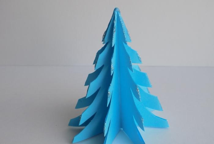 Blauwe papieren kerstboom