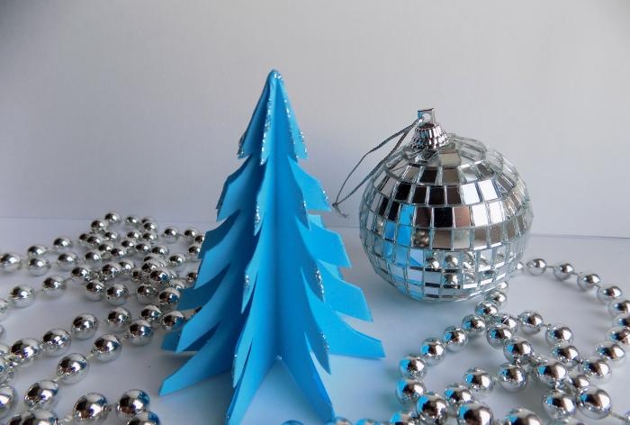 Blauer Weihnachtsbaum aus Papier