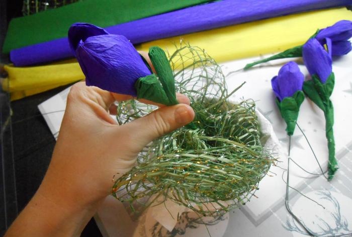 Bouquet ng crocuses na gawa sa corrugated paper