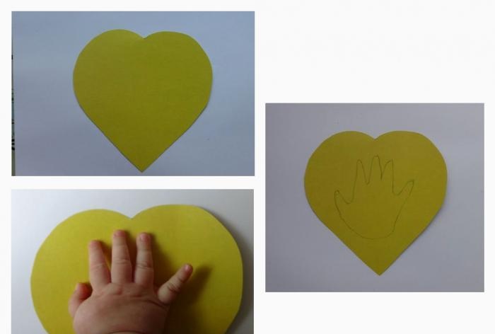 Pohlednice srdce s dětskou dlaní