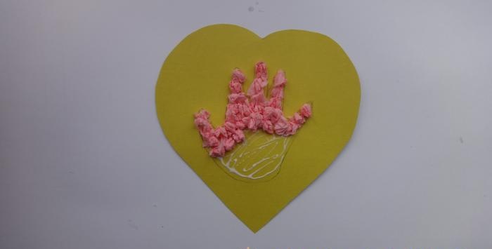 Bưu thiếp trái tim với lòng bàn tay của một đứa trẻ