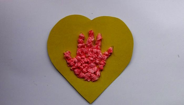 Bưu thiếp trái tim với lòng bàn tay của một đứa trẻ