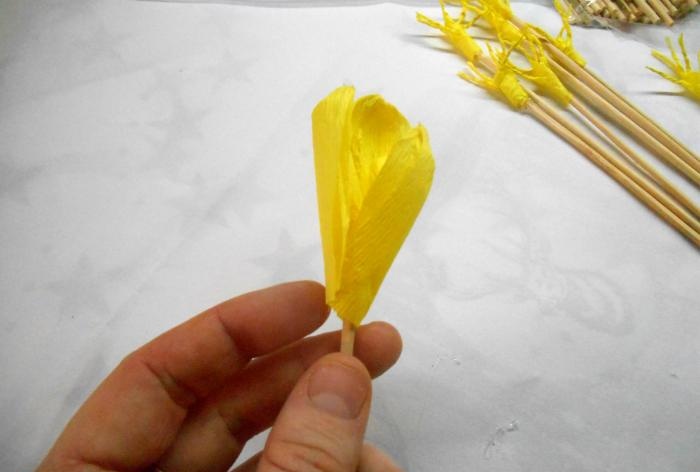 ตะกร้าดอกโครคัสทำจากกระดาษลูกฟูก