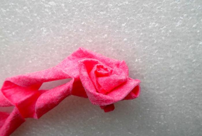 Cómo hacer una rosa con una servilleta de viscosa.