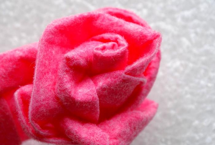 Cara membuat bunga mawar dari serbet viscose