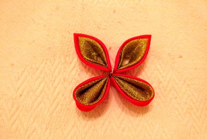 Schmetterling aus Bändern in Kanzashi-Technik gefertigt