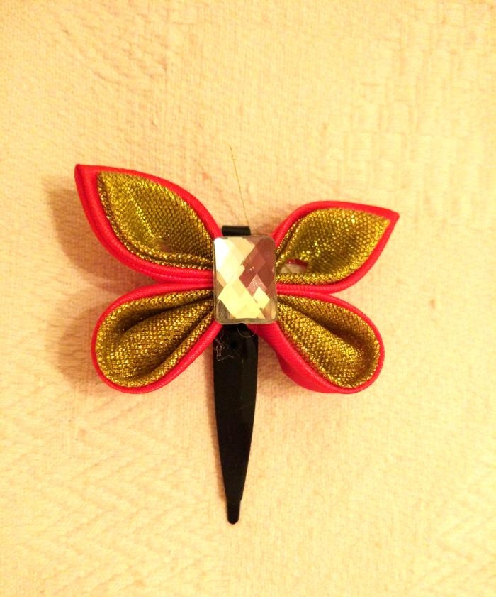 Motýlik vyrobený zo stúh technikou Kanzashi