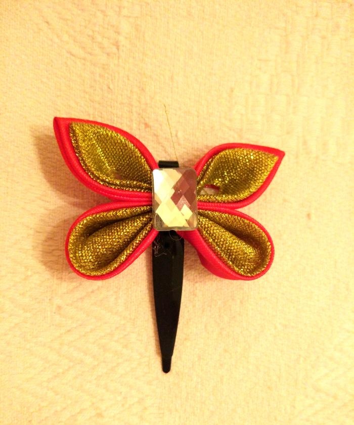 Papillon réalisé à partir de rubans selon la technique Kanzashi