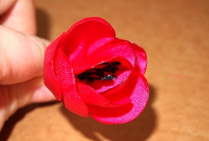 Mga tulip na gawa sa satin ribbons