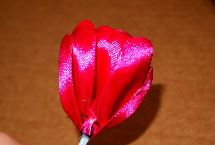 Tulipanes hechos de cintas de raso.