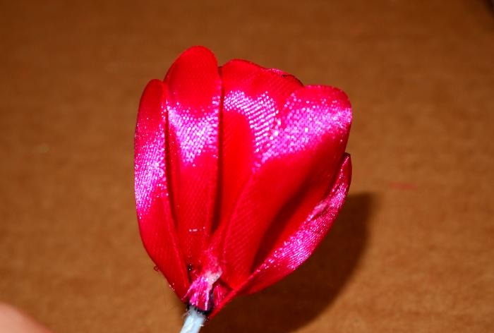 Tulip diperbuat daripada reben satin