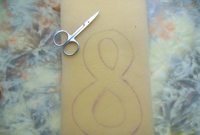 Figure eight na gawa sa foam rubber at satin ribbons