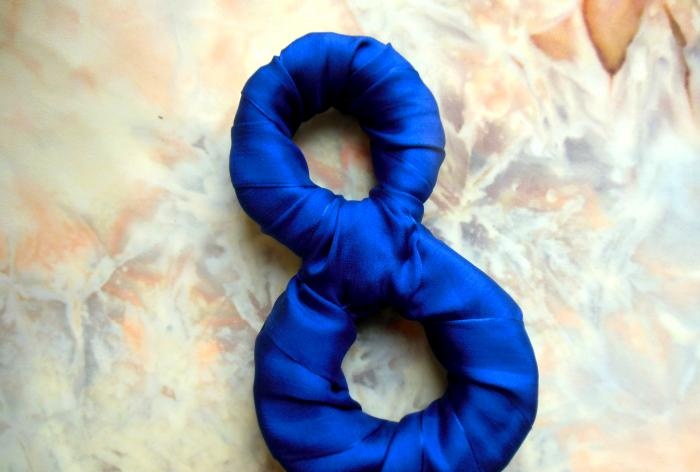 Figure eight na gawa sa foam rubber at satin ribbons