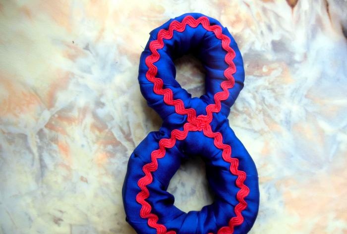 Figure eight made of foam rubber and satin ribbons