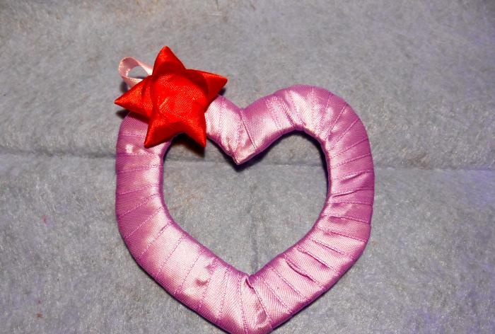 Volumetrische Valentijn gemaakt van satijnen linten