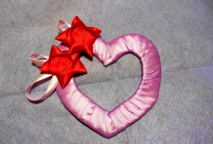 Valentine volumetrik diperbuat daripada reben satin