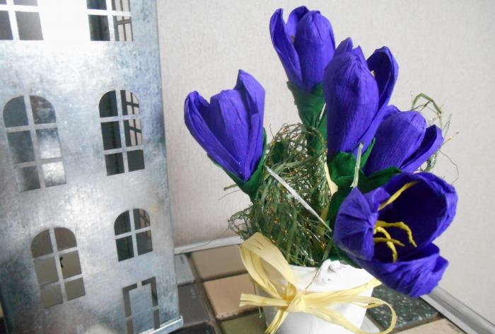 Bouquet ng crocuses na gawa sa corrugated paper