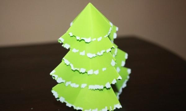 Árbol de Navidad hecho de papel.