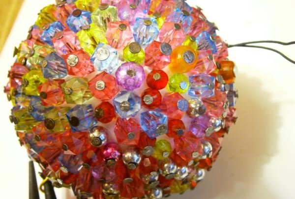 DIY novoročná guľa vyrobená z korálkov