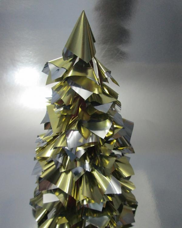 Altın ambalaj kağıdından yapılmış Noel ağacı