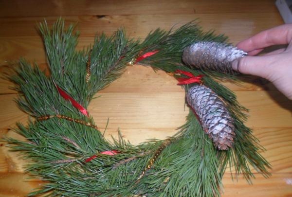 ikabit ang mga pine cone sa wreath