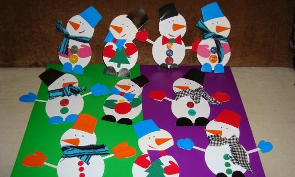 Nieuwjaarssneeuwmannen gemaakt van papier