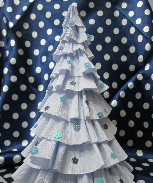 Vánoční strom vyrobený z vlnitého papíru