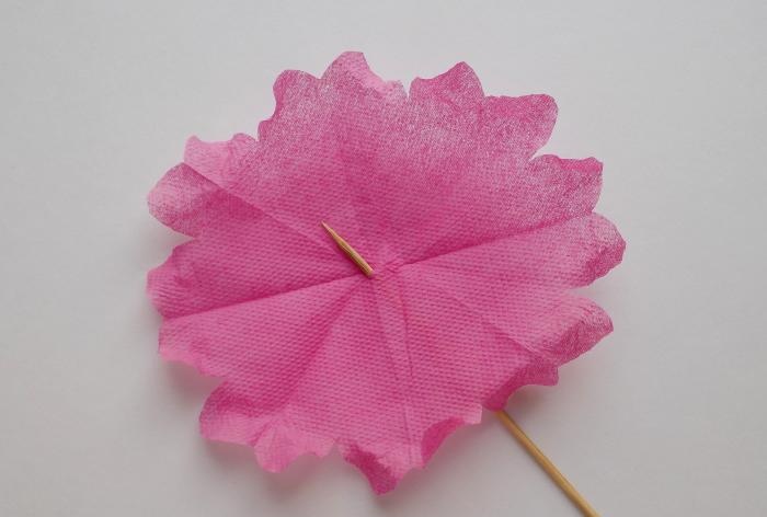 Kā no papīra salvetēm izveidot sulīgu ziedu