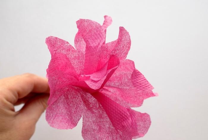 Как да направите пищно цвете от хартиени салфетки