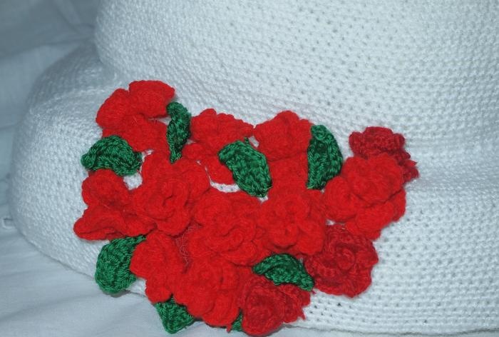 Three-tier na cake na may mga crocheted na rosas