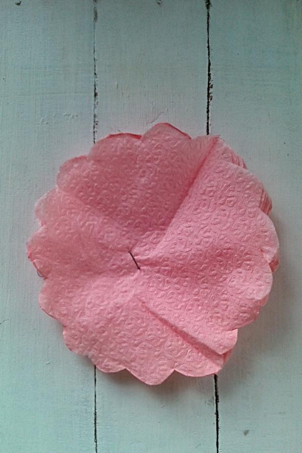 Kytica cukríkov vyrobená z papierových obrúskov