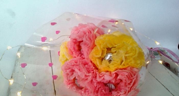 Bouquet de bonbons confectionnés à partir de serviettes en papier