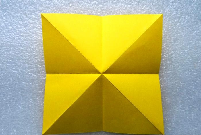 Pokemon Pikachu, izmantojot origami tehniku