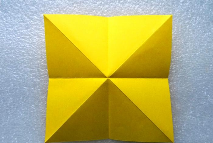 Pokemon Pikachu folosind tehnica origami