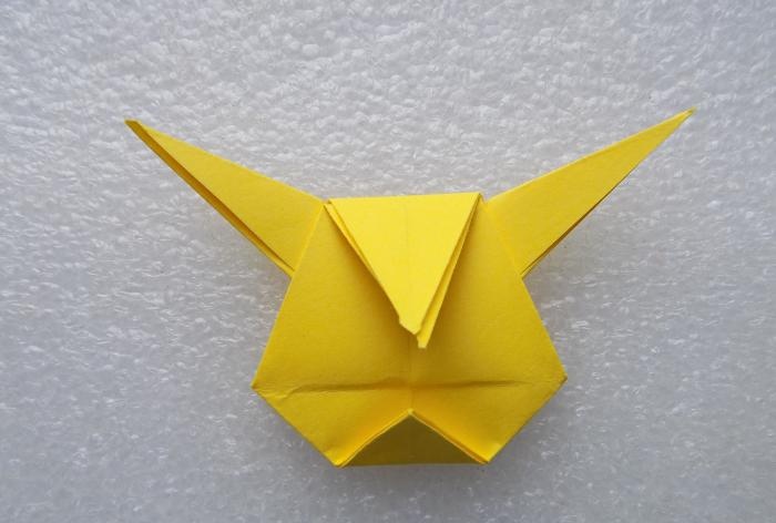 Pokemon Pikachu, izmantojot origami tehniku