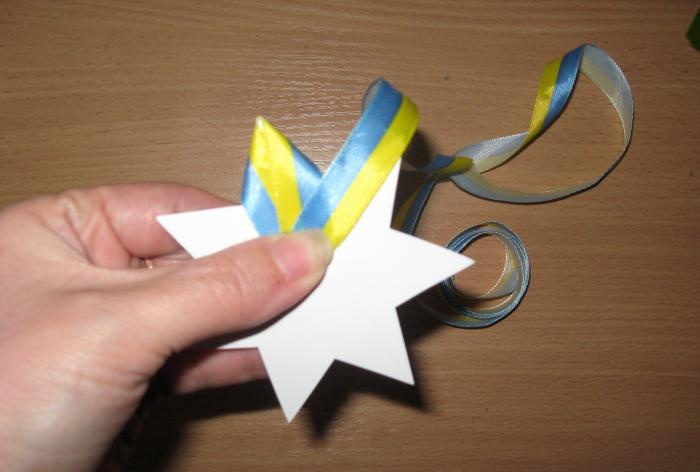 Broša ar ukraiņu simboliku