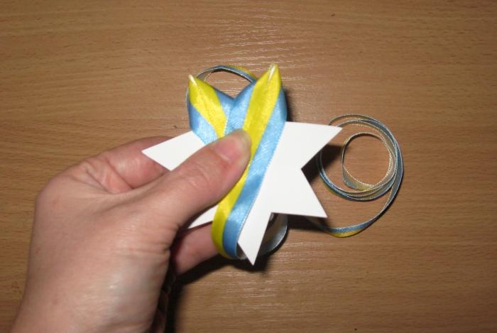 Brooch na may mga simbolo ng Ukrainian