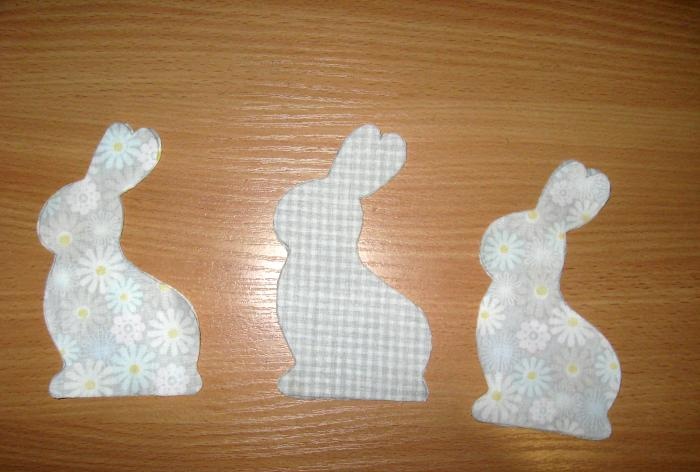Coelhinhos da Páscoa feitos de tecido