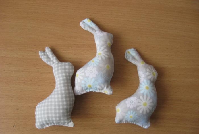 Conejitos de Pascua hechos de tela.