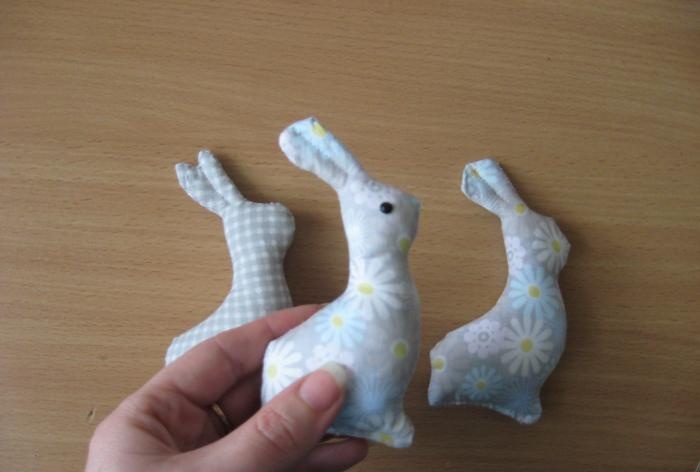 Easter bunnies na gawa sa tela