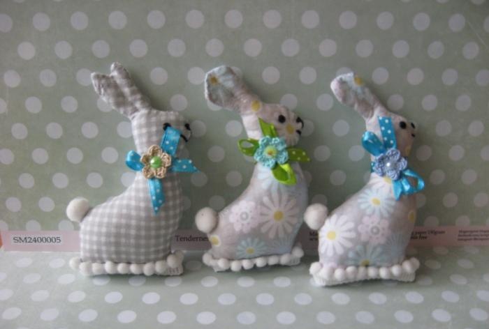 Kumaştan yapılmış Paskalya tavşanları