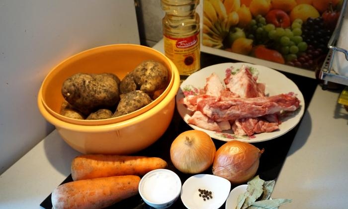 Gestoofde aardappelen met varkensribbetjes