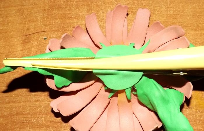 hårnål med blomster laget av foamiran