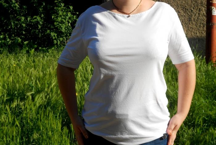 Hvordan konvertere en T-skjorte for menn til en T-skjorte for kvinner