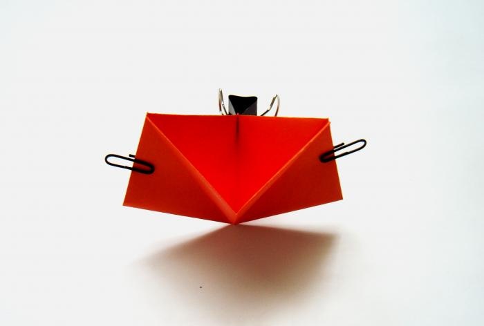 Origami kartonnen doosje in de vorm van een kat