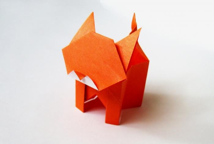 Origami papperslåda i form av en katt