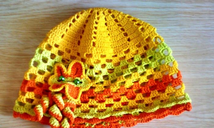 pletení dekorace na letní čepici