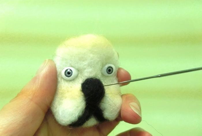 Brosje Hund laget av ull