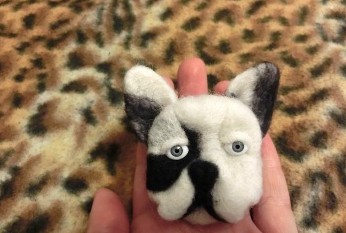 Brosje Hund laget av ull