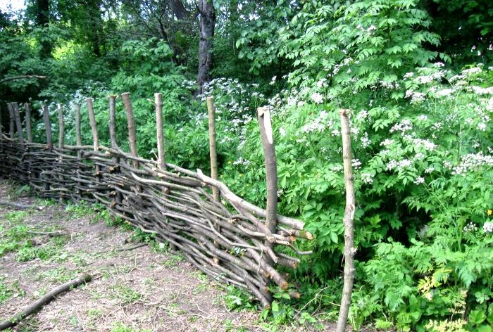 صنع سياج من الخوص